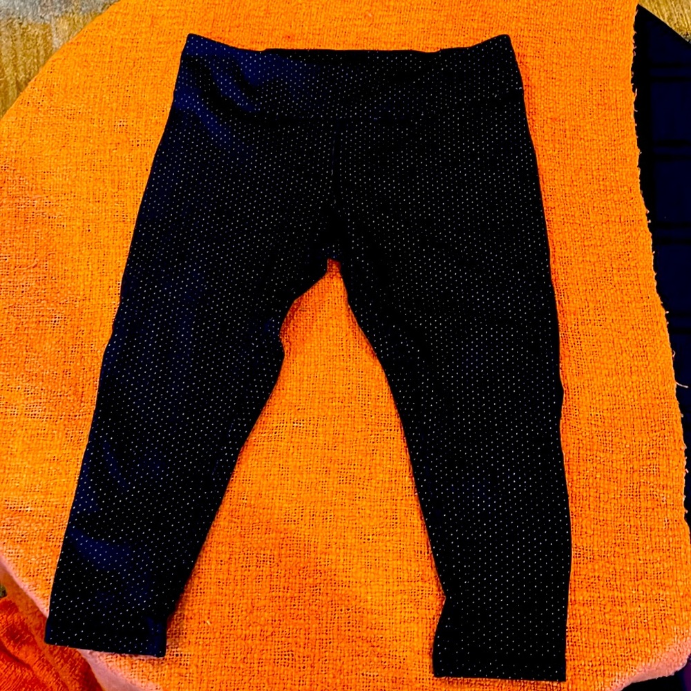 Zella leggings large, below the knee, snug fit, strong material